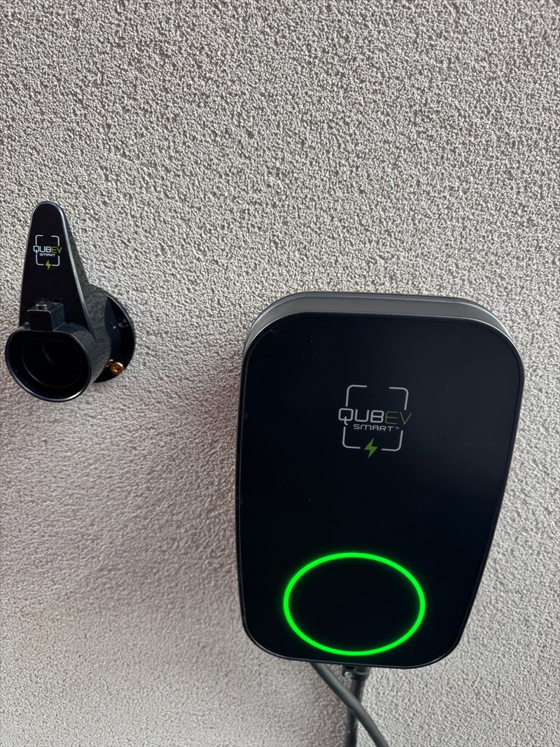 Wall-mounted QUBEV SMART electric vehicle charger